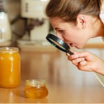 راه‌های تشخیص عسل طبیعی از تقلبی – مطمئن‌ترین راه کدام است؟
