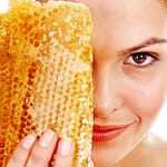 برای داشتن صورتی درخشان از ماسک عسل استفاده کنید